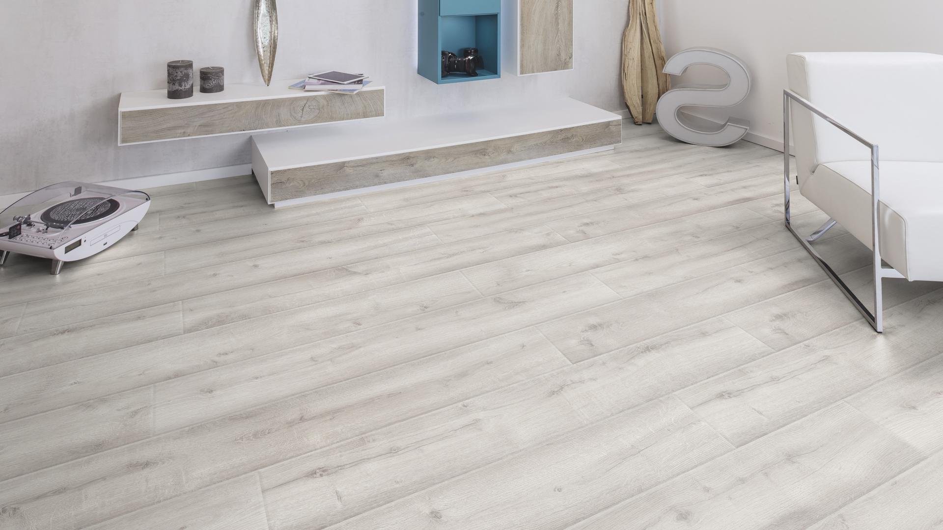Ламинат Kaindl Aqua Pro Supreme Natural Touch 12.0 Стандартная Дуб Арктический K4442 HB 1290×193×12 фото в интерьере